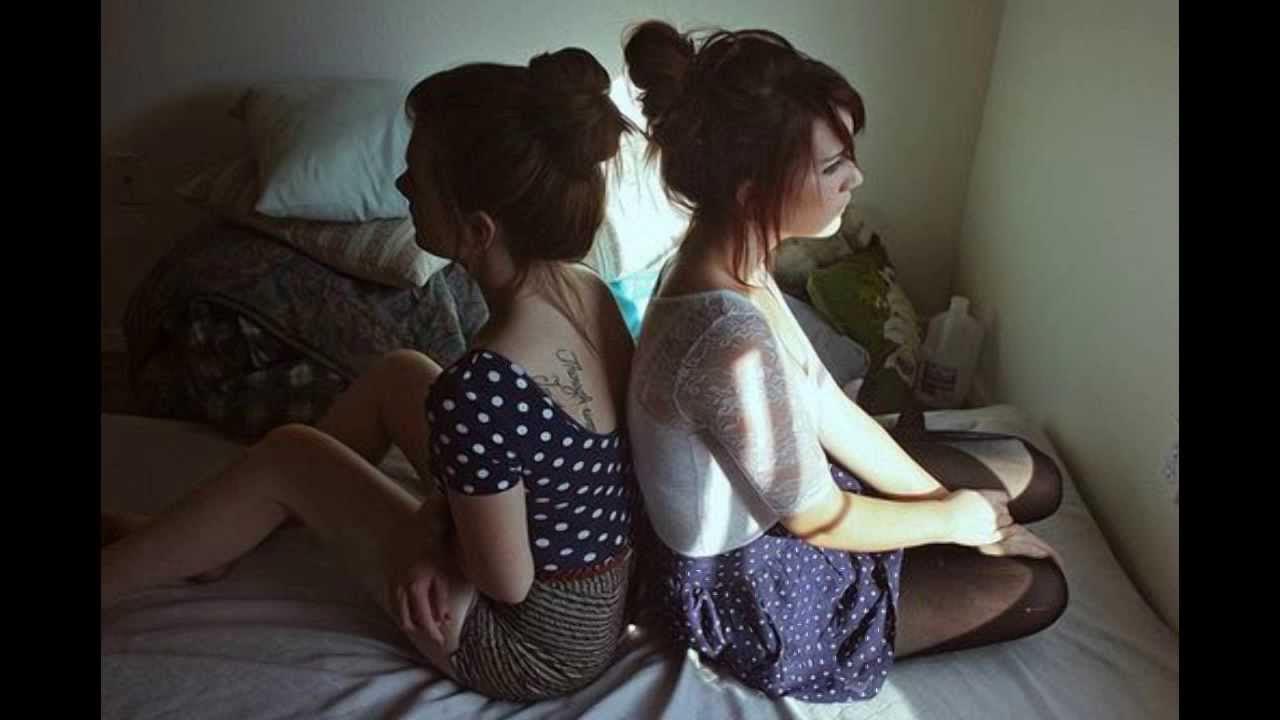 Сестра с маленькой сестричкой на поле. Две братишки и сестра. Девушки спать два. Эмпатия фото девушки. Две девушки любовь.