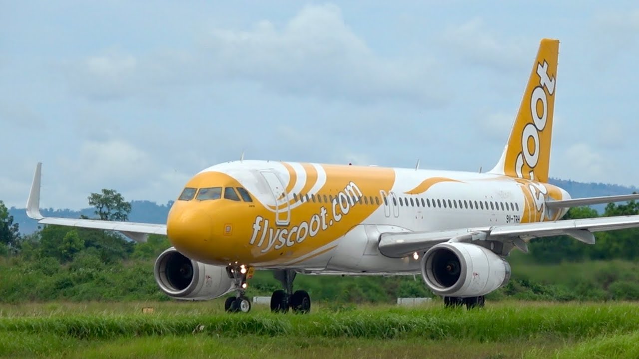 Pesawat Scoot Airlines Airbus A320200 Take Off Di Bandara Lombok