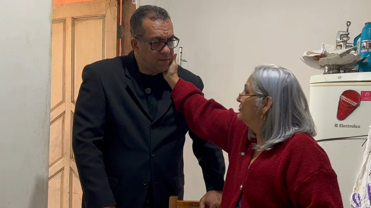 "Rapaz Some com Cartão, Vizinha Acusa, Mas a Verdade É Surpreendente"