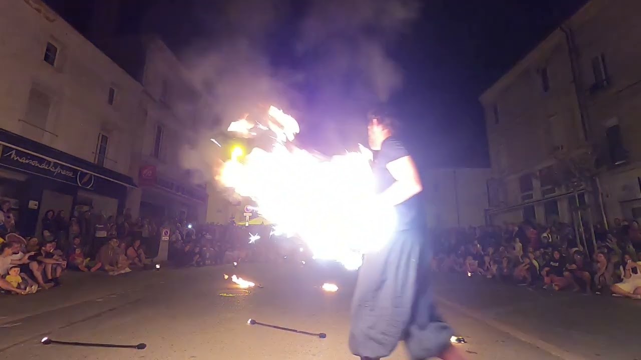 Jongleur de feu - Spectacle de rue - Dragon Staff