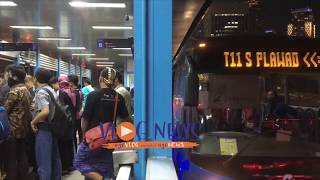 Ramainya Halte Bus Trans Jakarta Saat Jam Sibuk