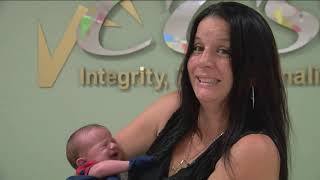 911 operator helps delivery baby over the phone on the side of the road