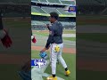 ¡No paran🤣! Ronald Acuña Jr🇻🇪 echándole broma a Mauricio Dubón🇭🇳 por su técnica para lanzar al home