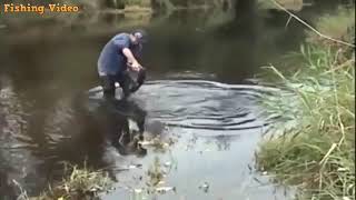 Adam Dev Gibi Balığı Eliyle Yakaladı