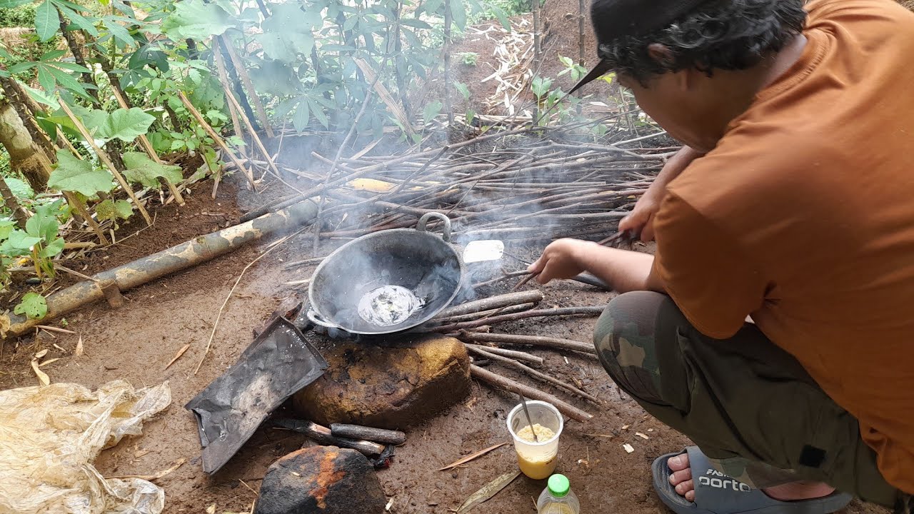 Membuat mie telur, menu makan digubuk kebun.