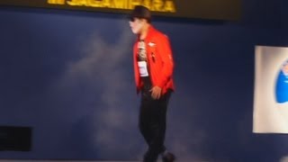 ８０人がムーンウオーク マイケルそっくりさんにユニークダンス