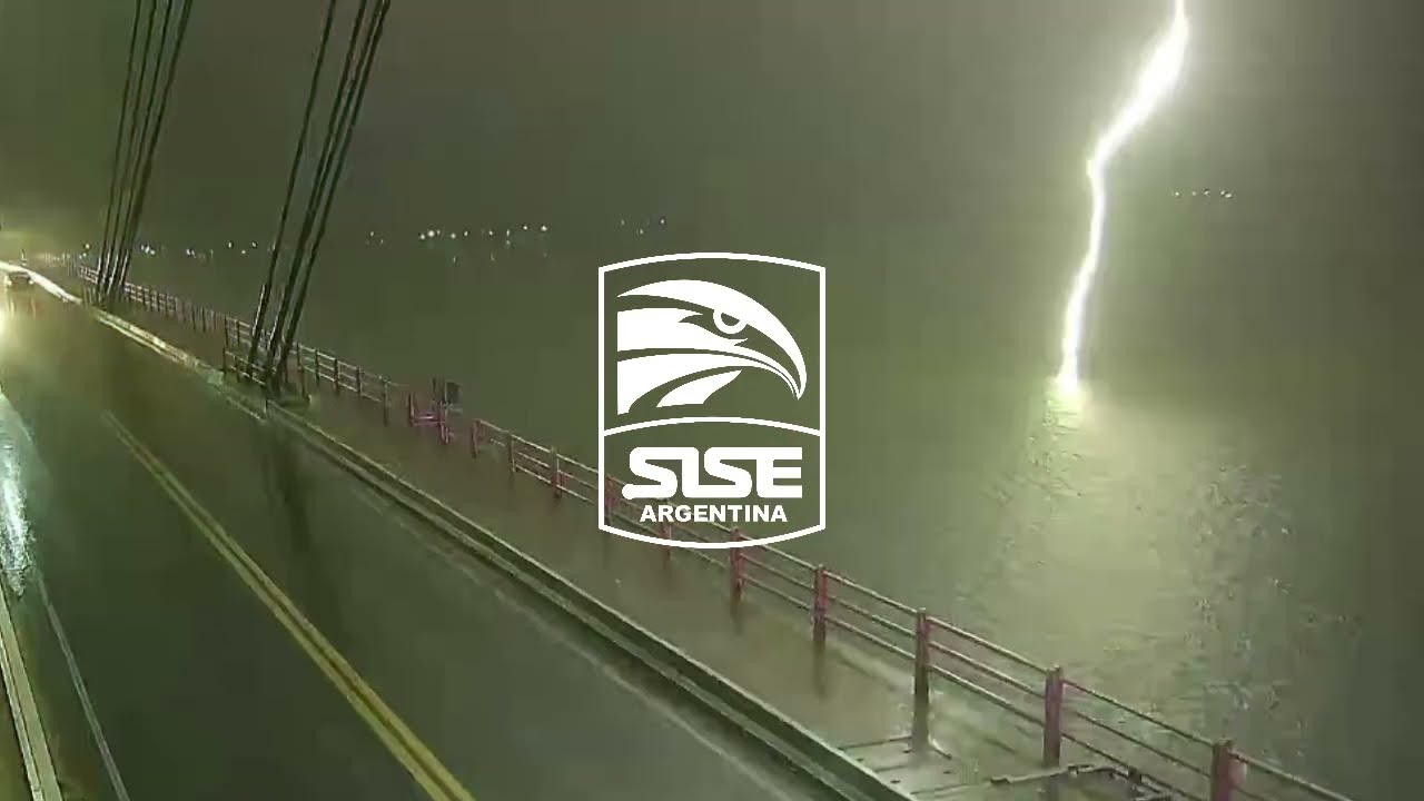 Impactante Rayo cayó anoche en el Puente Chaco-Corrientes 🌩⚡
