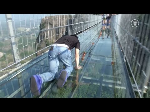 Стекляный мост ,трескается стекло под ногами у туриста.Далее гид упал на колени и закричал от ужаса.