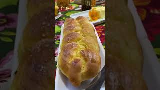 Um cafezinho de roca numa mesa posta com capricho e tudo de bom ne naum