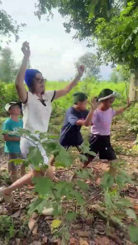 Vidio kocak dan gokil @nyaikembang1nyaikembang1 /akibat main di hutan?
