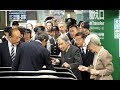 自動改札をお通りになる天皇皇后両陛下 大混雑の東京駅にて　Japanese Emperor on the Shinkansen from Tokyo Station