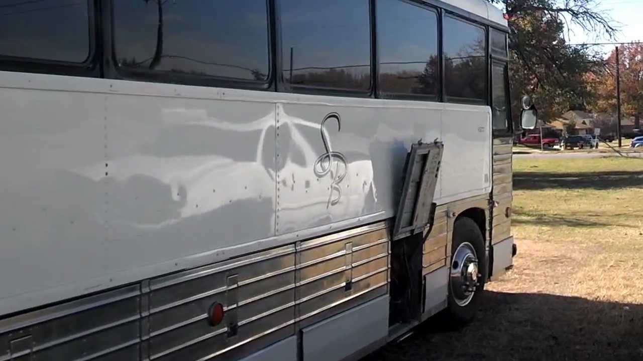 1982 MCI Bus Conversion Off The Grid Part 1