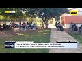 Niños tienen “flamantes” pupitres, pero siguen estudiando bajo árboles
