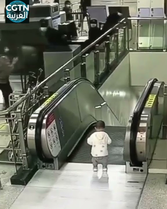 موظف محطة مترو ينقذ طفلا صغيرا من خطر السقوط من السلم الكهربائي بحركة خاطفة