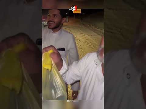 سعوديون يلاحقون قافلة معتمرين عراقيين داخل الأراضي السعودية ويوقفونها لتقديم الماء والتمر والطعام