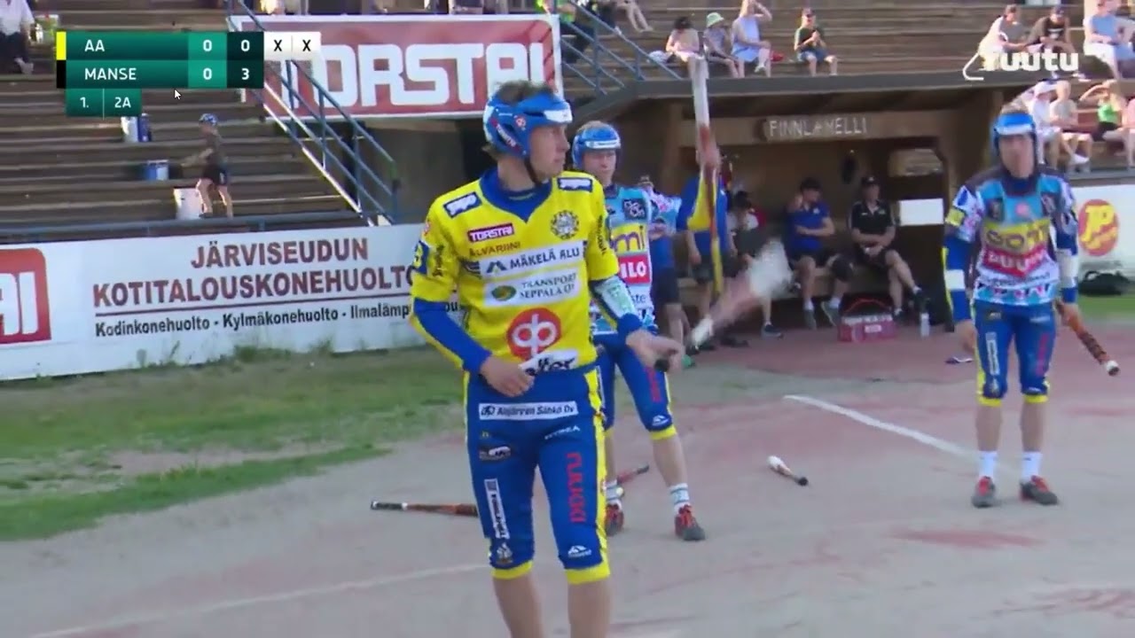 Jami Lassila lyö Superpesisuran ensimmäisen juoksun. AA. vs. Manse 19.6. 2023