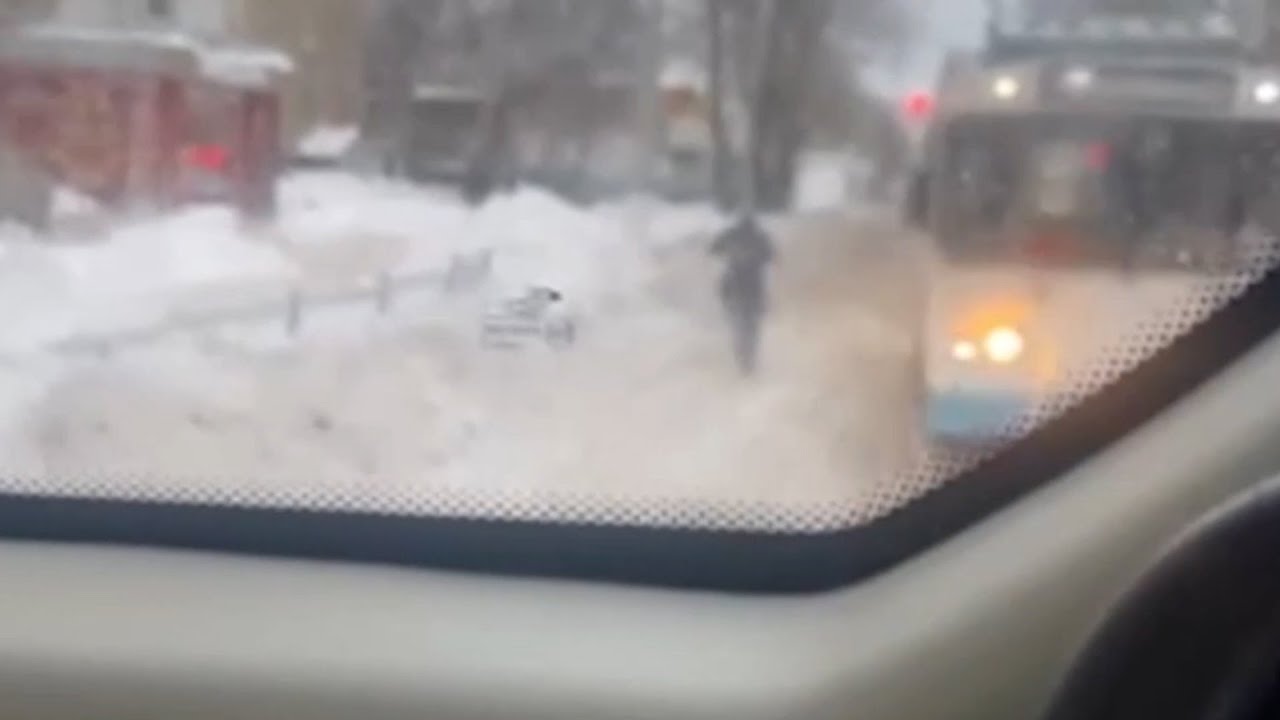 Автобус уехал без кондуктора. Real video