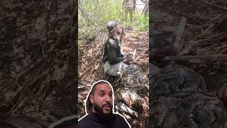 Tem uma cobra GIGANTE enrolada nele! 🐍😨