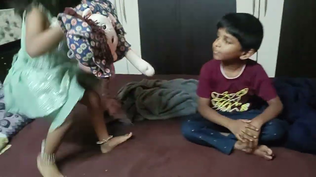 ఆర్ణ  దెయ్యము వచ్చింది అని చెప్పి అందరినీ ఆకట్టుకుంది