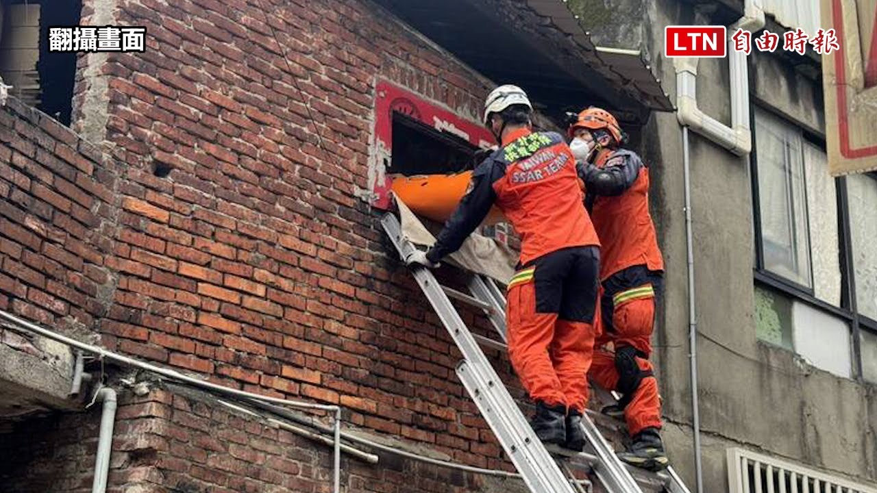 土城2層樓民宅屋頂坍塌住戶被埋 消防徒手挖掘40分鐘救出