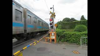 深草十二帝陵前の踏切をJR奈良線が通過-2022年9月20日