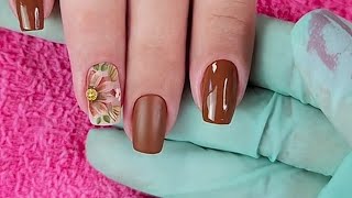 Unhas decoradas das mãos com esmalte marron claro e adesivos de rosas !