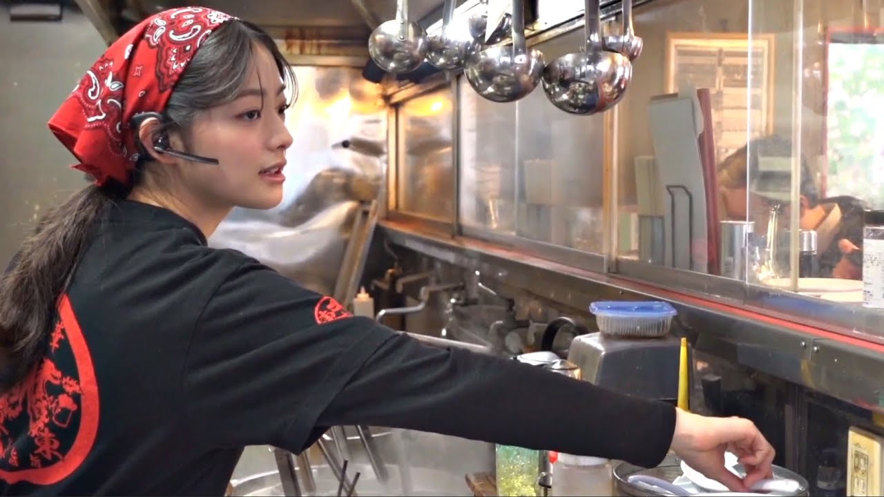 Китайский ресторан японского города, которым управляет очень красивая студентка-менеджер!