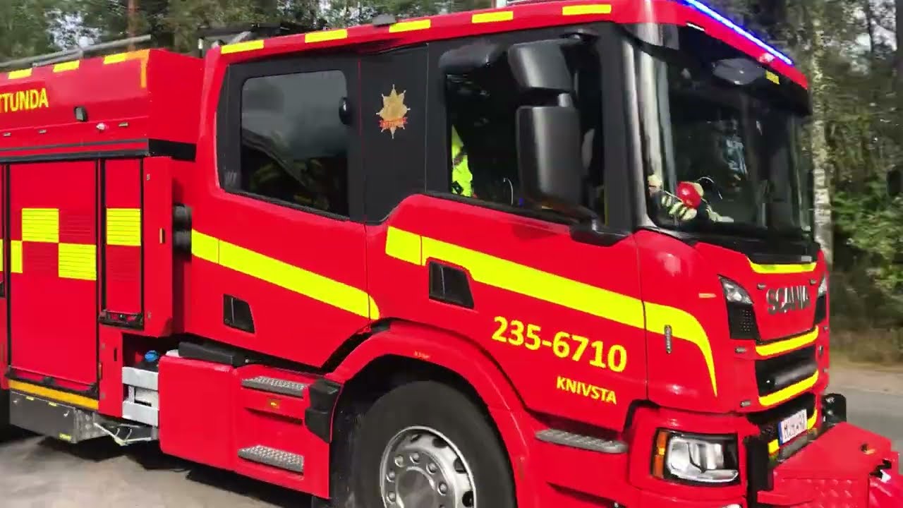 Släck och räddningsbil 235-6710 på utryckning