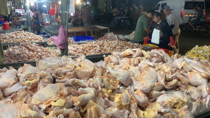 giá bán thịt gà công nghiệp lúc 2 giờ sáng,tại chợ đầu mối hóc môn