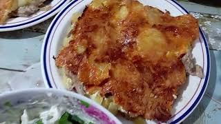 картофель с мясом по французски и салат с каперсами