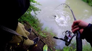 VIOLENT Silure 2m sur canne légère au leurre | Rhône en crue - GOPRO HD