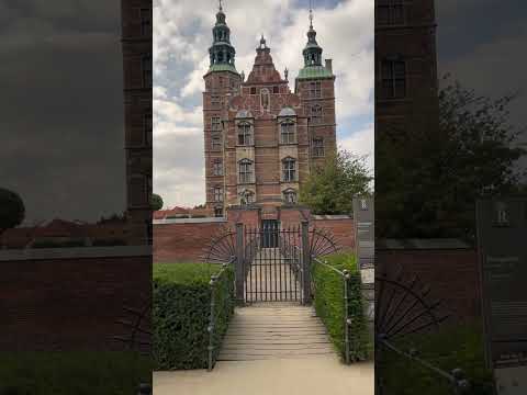 Lâu đài Rosenborg đời vua Christian IV ở Copenhagen.