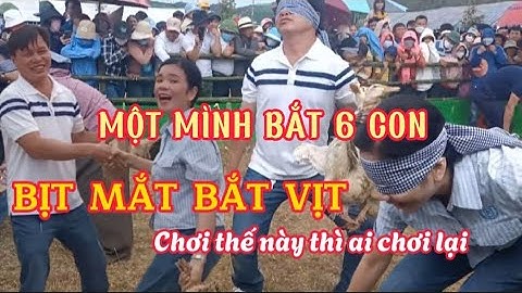 Thi bịt mắt bắt vịt tại ngày hội văn hoá các dân tộc huyện Ea Kar