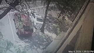 Idiot blocks traffic for over 2 minutes where is the police !