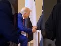 إبن زايد يقبل يد ترامب الإمارات أمريكا اكسبلور الظروف 