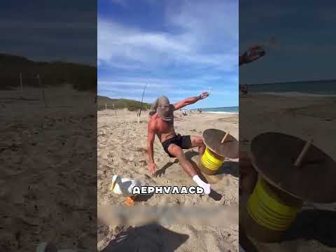 Мужик ЛОВИТ рыбу с ВЕРТОЛЕТА🤯🌊🚁