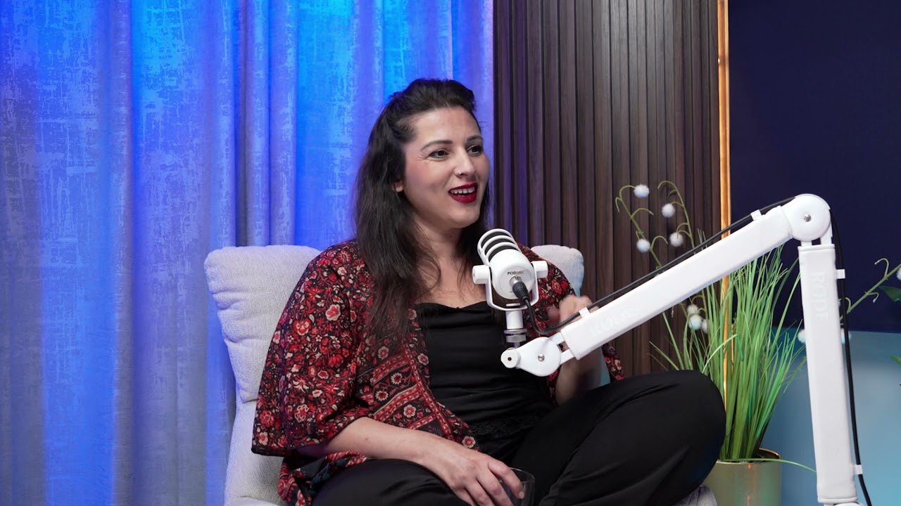 שפה סודית של אחיות | שלדים בסלון - פרק 12