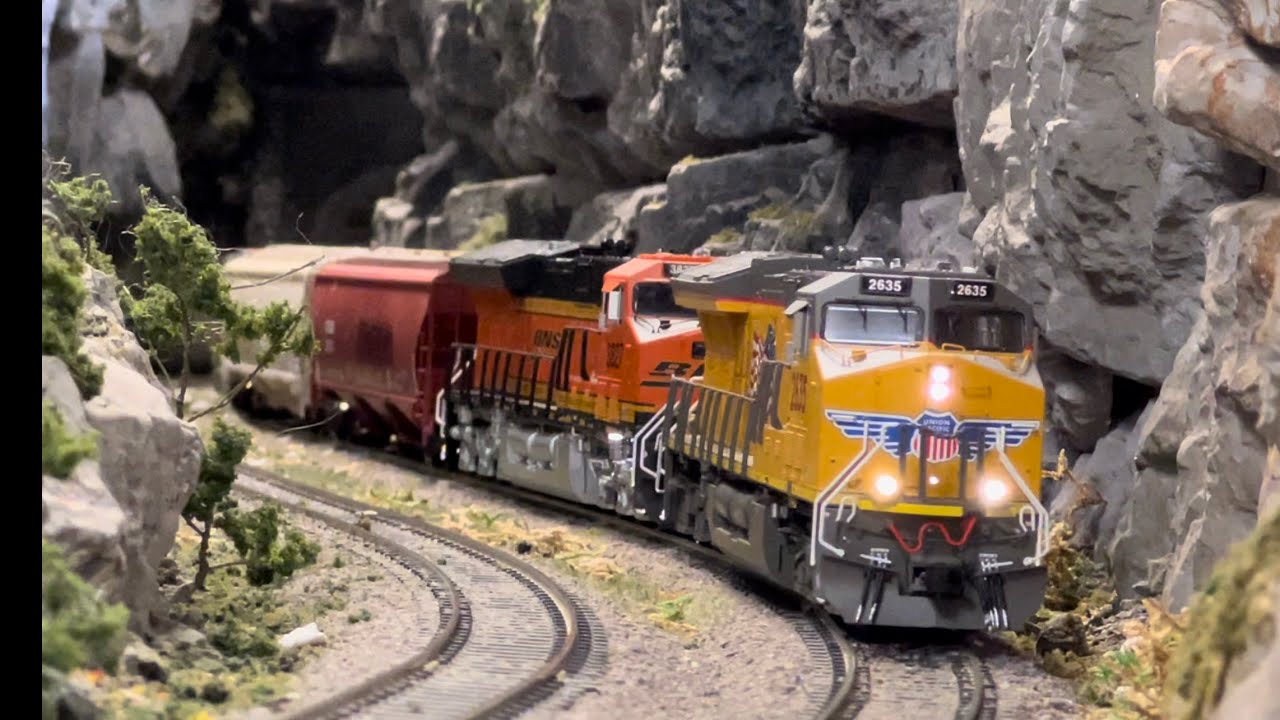 CSXT UP ET44AH & BNSF 3827 ET44C4 EPS Leads K850-17 Loaded Potash Train ...