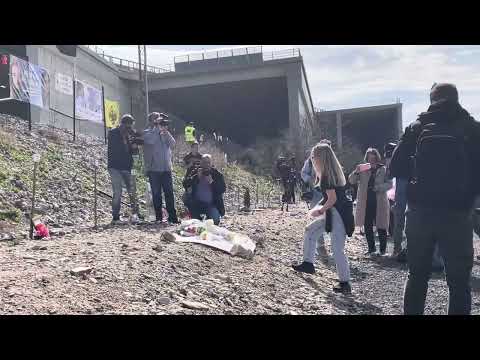 Τραγωδία των Τεμπών: Λουλούδια από τους φοιτητές στο σημείο της τραγωδίας