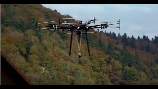 Ligne haute tension un drone prépare l'installation d'un câble de garde