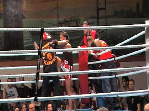 Cathay Cheng (Muay Thai Kai Singthong-Red) vs. Ton...