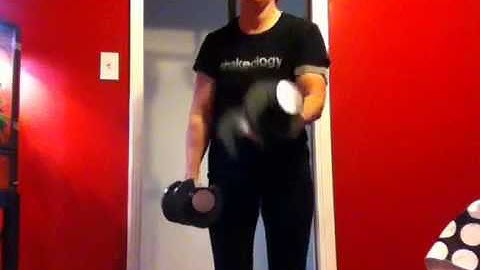 One arm cross body curls