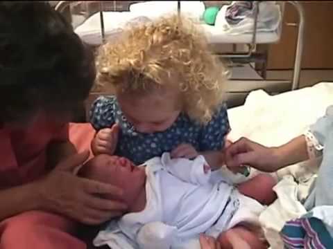 ბავშვის რეაქცია ახალშობილი დის დანახვაზე