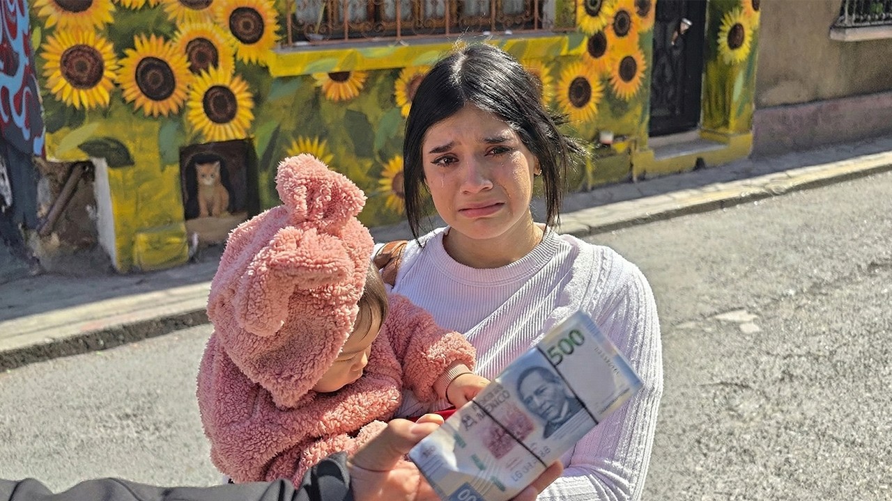 Sorprendí a madre joven con recompensa millonaria en su pañalera 😭 nos hizo llorar a todos