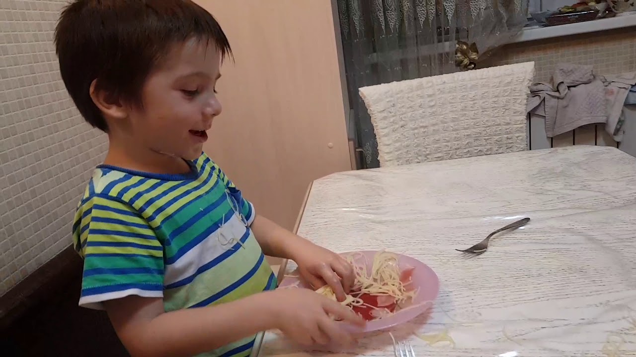 Мальчик ест спагетти. Нейроигра мальчик ест макароны. Как кушать Карумба. Как кушать Карамба. Видео как едят найти видео