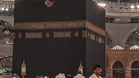 Lightning strikes Mecca clock tower as storm causes chaos