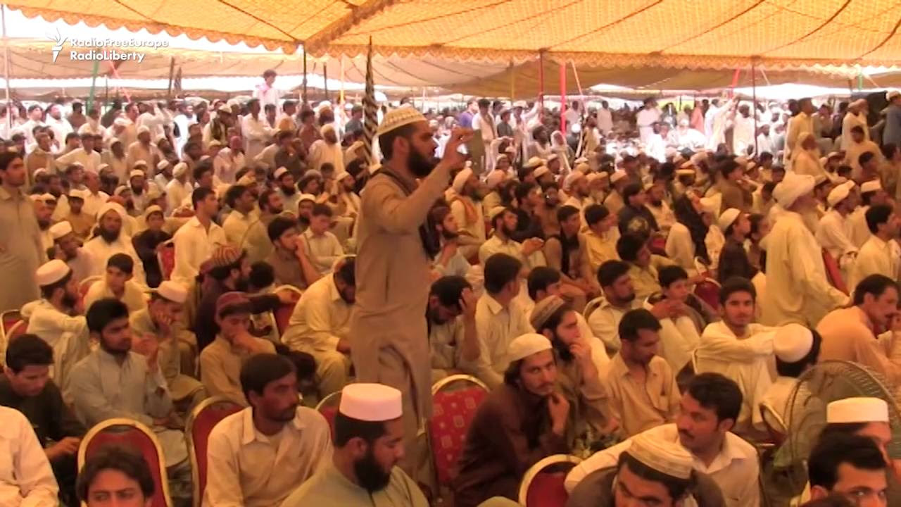 Crowds Greet Pakistani PMs Speech In Bannu