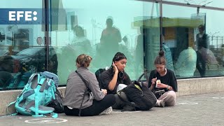Pasajeros varados por un falla en el aeropuerto de Lima buscan reaundar sus viajes