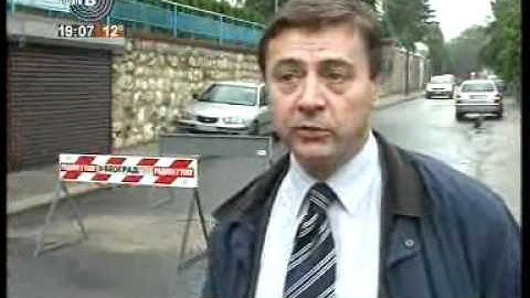 Urušio se zid, automobil oštećen