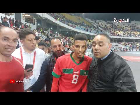 فرحة وليد الركراكي ولاعبو المنتخب المغربي رفقة أشخاص من ذوي الاحتياجات الخاصة بعد الفوز على البرازيل